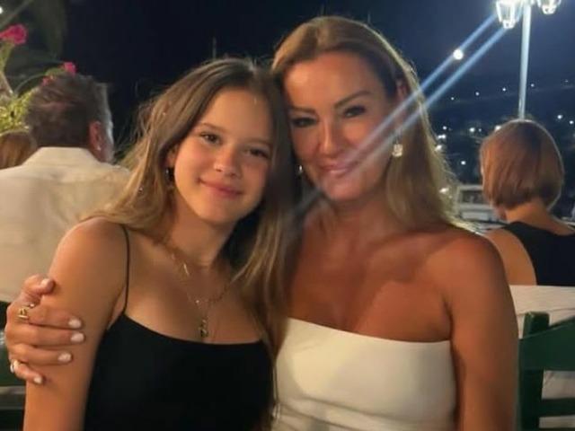 Kızı Su ile davete katıldı! Kıyafetine eleştiri yağdı!