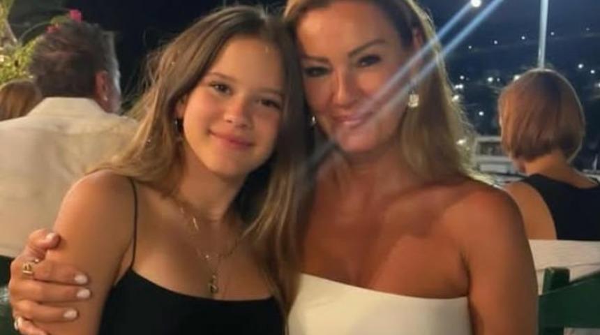 Pınar Altuğ kızı Su ile davete katıldı! Kıyafetine eleştiri yağdı! Yine sessiz kalmadı 