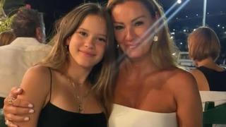 Pınar Altuğ kızı Su ile davete katıldı! Kıyafetine eleştiri yağdı! Yine sessiz kalmadı 