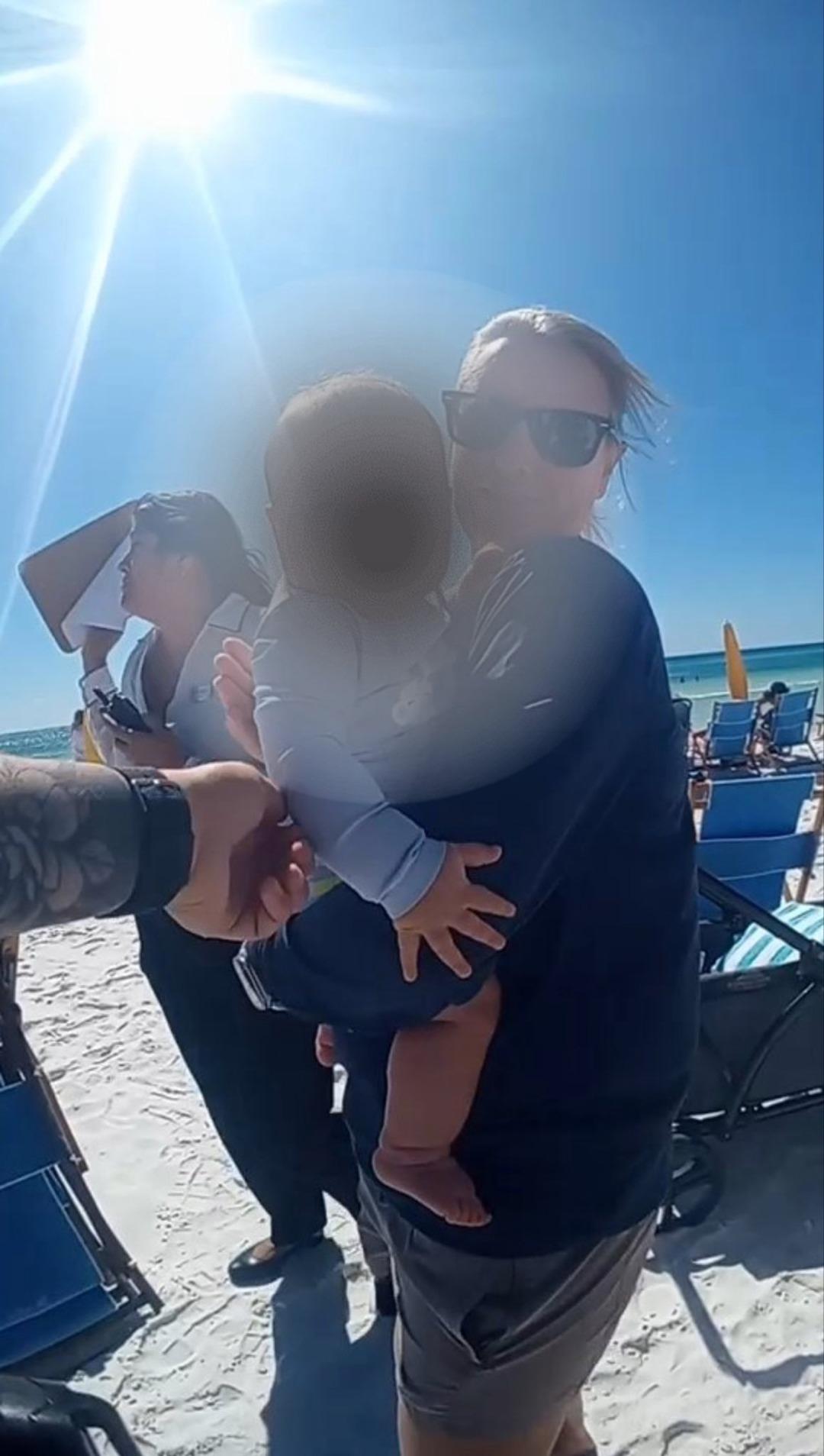 Altı aylık bebeği sahilde unuttular! Savunmaları pes dedirtti!  2