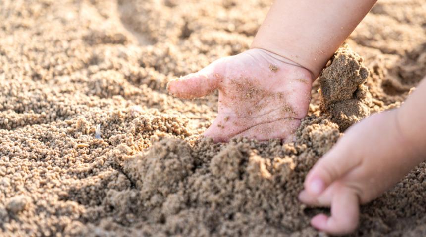 Altı aylık bebeği sahilde unuttular! Savunmaları pes dedirtti! 