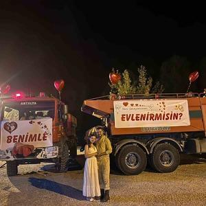Orman işçisi arazözle evlilik teklifi yaptı