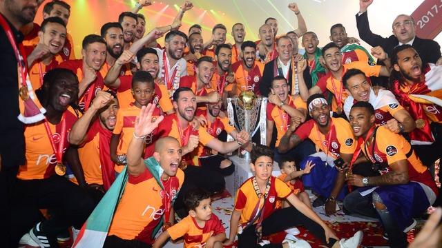 Fenerbahçe'de oynamış, Galatasaray'da 8 kupa kazanmıştı! 31 yaşındaki ünlü futbolcu kulüp arıyor... 