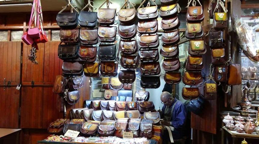 Gaziantep’te yaşlı usta, 66 yıldır çanta üretiyor