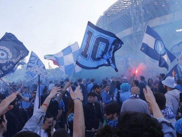 Hollanda'ya giden 180 İtalyan taraftar önce gözaltına alındı sonra kentten gönderildi!