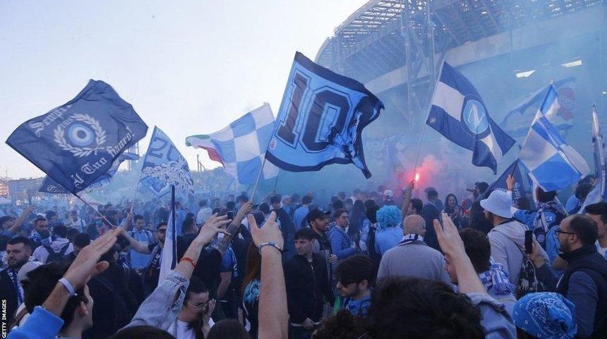 Hollanda'ya giden 180 İtalyan taraftar önce gözaltına alındı sonra kentten gönderildi!