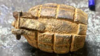 Tarlada el bombası bulan çocuk ortalığı karıştırdı! Eline alıp babasına götürdü!