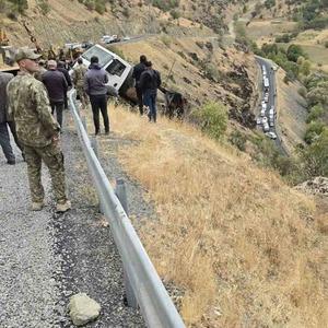 Şemdinli’de uçuruma düşen kamyonu askeri vinç kurtardı
