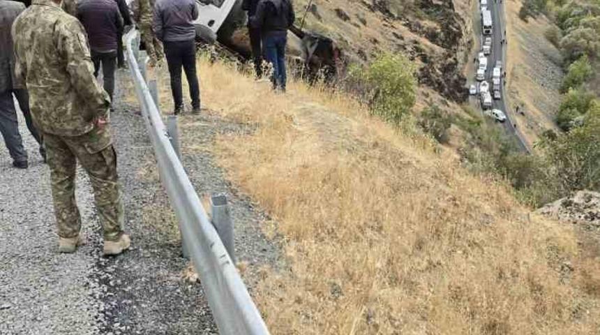 Şemdinli’de uçuruma düşen kamyonu askeri vinç kurtardı