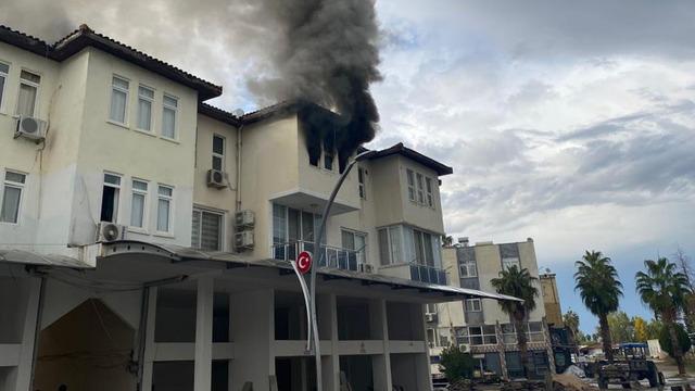 Antalya'da yangın! Para ve çeklerin hepsi yandı