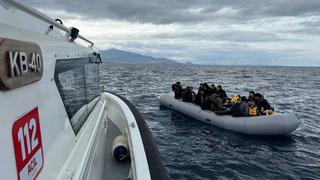 İzmir açıklarında 52 düzensiz göçmen yakalandı