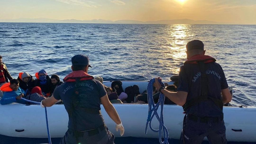 İzmir açıklarında 52 düzensiz göçmen yakalandı 1