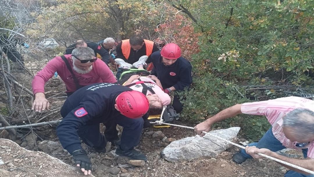 Otomobil şarampole yuvarlandı: 3 yaralı 1