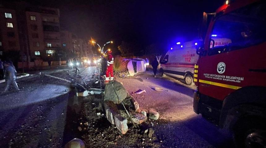 Dörtyol’da aydınlatma direğine çarpan otomobilin sürücüsü yaralandı