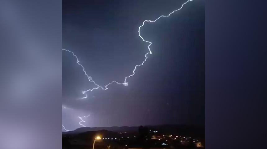 Yer: Siirt! Şimşekler geceyi gündüze çevirdi