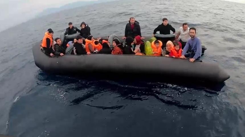 İzmir açıklarında 52 düzensiz göçmen yakalandı