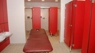 Şampiyonlar Ligi'nde oynanan Arsenal-Atletico Madrid maçı öncesi görülmemiş kriz! Duşa giremediler, UEFA'ya şikayet ettiler