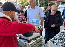 25 liraya düştü, vatandaşlar almak için sıraya girdi! "En fazla 2 kilogram satıyoruz"