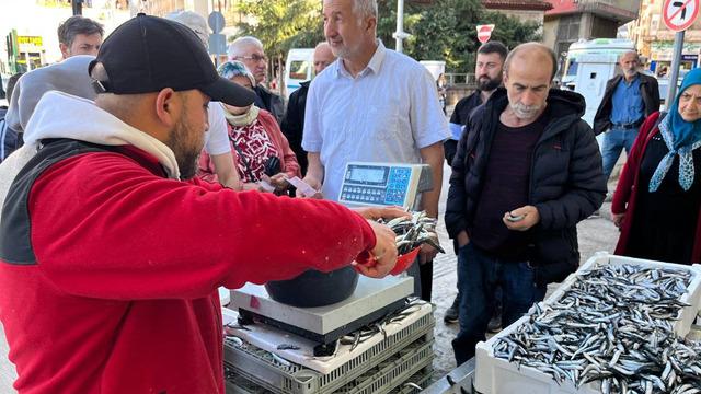 25 liraya düştü, vatandaşlar almak için sıraya girdi! En fazla 2 kilogram satıyoruz