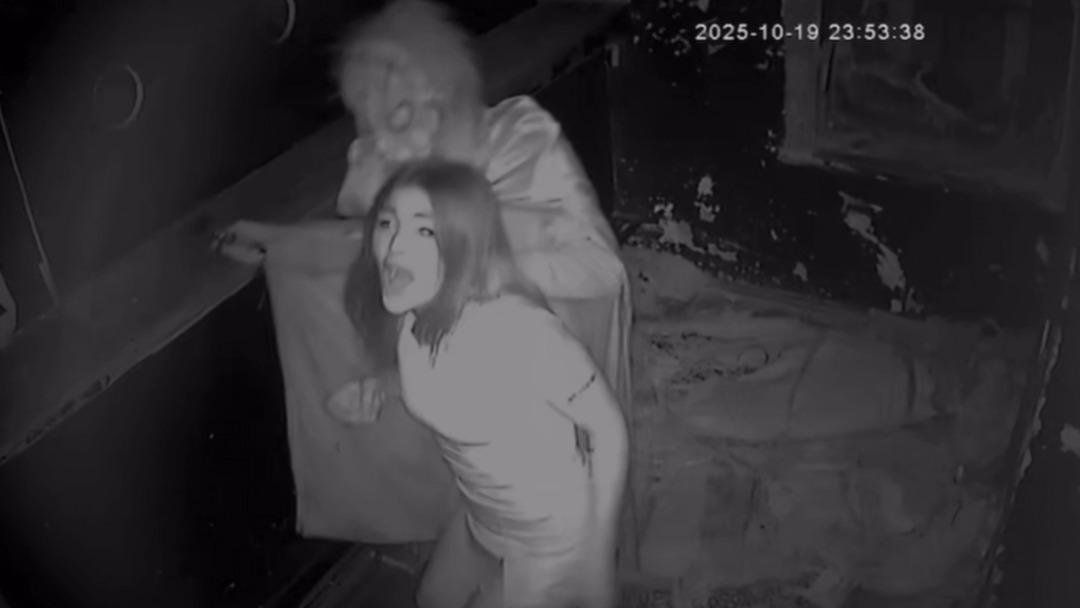 Taksim de  korku evi  adı altında işkence! Genç kadının boğazını sıktı! Cihazla elektroşok uyguladı 3