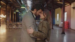 Netflix dizisi 'Enfes Bir Akşam' zirveyi zorluyor! Aslı Enver ve Engin Akyürek'e övgü yağdı