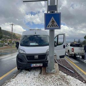 Minibüs direğe çarptı, sürücü yaralandı