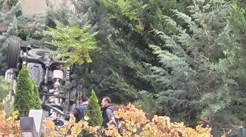 Kontrolden çıkan otomobil istinat duvarından aşağı uçtu: 1 yaralı