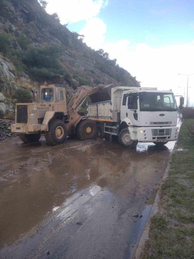 Söke’de toprak kayması! Karayolu trafiğe kapandı 3