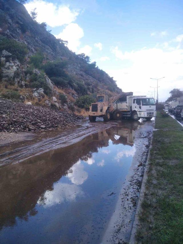 Söke’de toprak kayması! Karayolu trafiğe kapandı 2