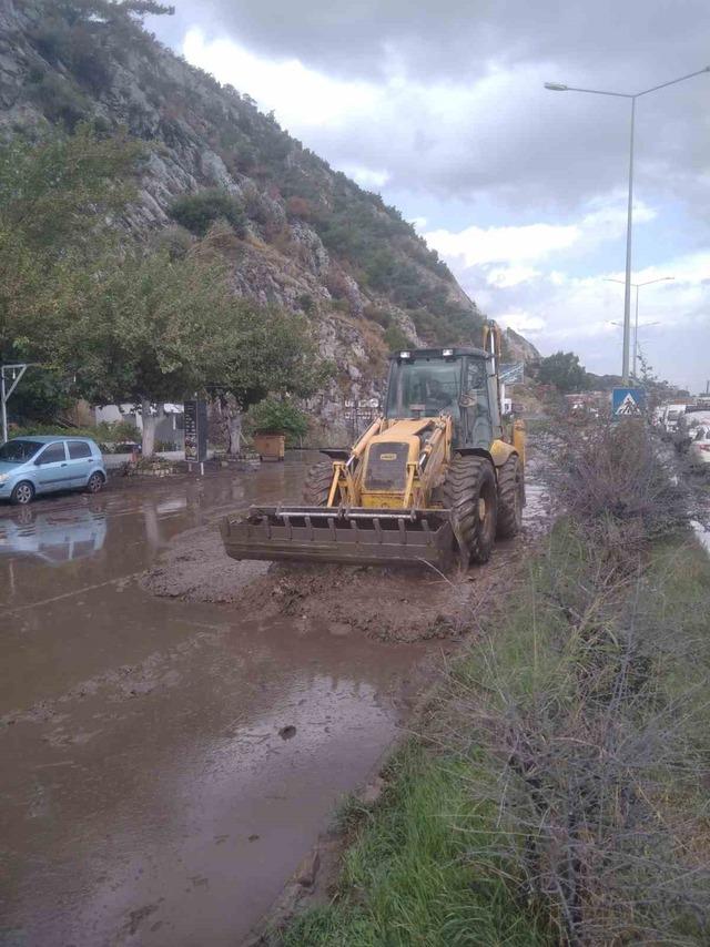 Söke’de toprak kayması! Karayolu trafiğe kapandı 1