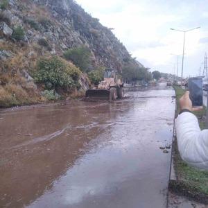Söke’de toprak kayması! Karayolu trafiğe kapandı
