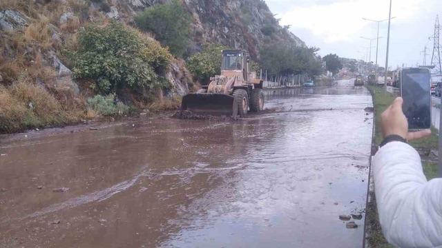 Söke’de toprak kayması! Karayolu trafiğe kapandı