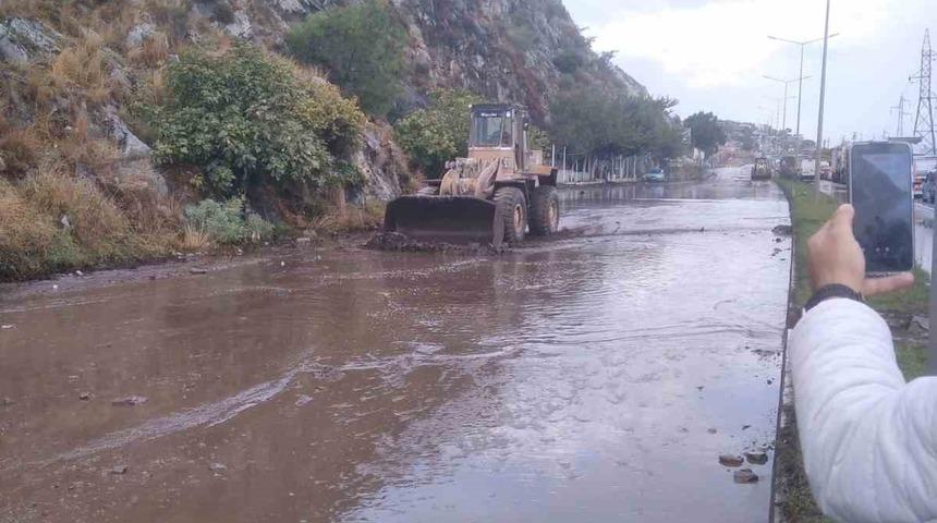 Söke’de toprak kayması! Karayolu trafiğe kapandı