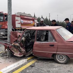 Aydınlatma direğine çarpan otomobil hurdaya döndü: 1’i ağır 2 yaralı