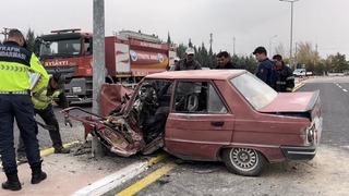 Aydınlatma direğine çarpan otomobil hurdaya döndü: 1’i ağır 2 yaralı