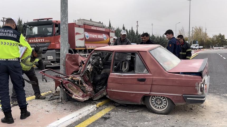 Aydınlatma direğine çarpan otomobil hurdaya döndü: 1’i ağır 2 yaralı