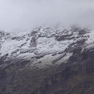 Hakkari'de sağanak, yüksek kesimlerde kara döndü! Bazı yerler beyaza büründü