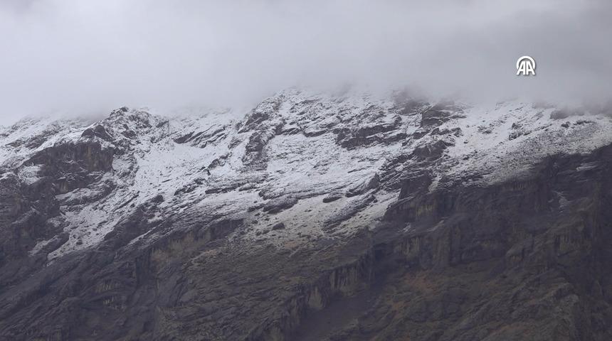 Hakkari'de sağanak, yüksek kesimlerde kara döndü! Bazı yerler beyaza büründü