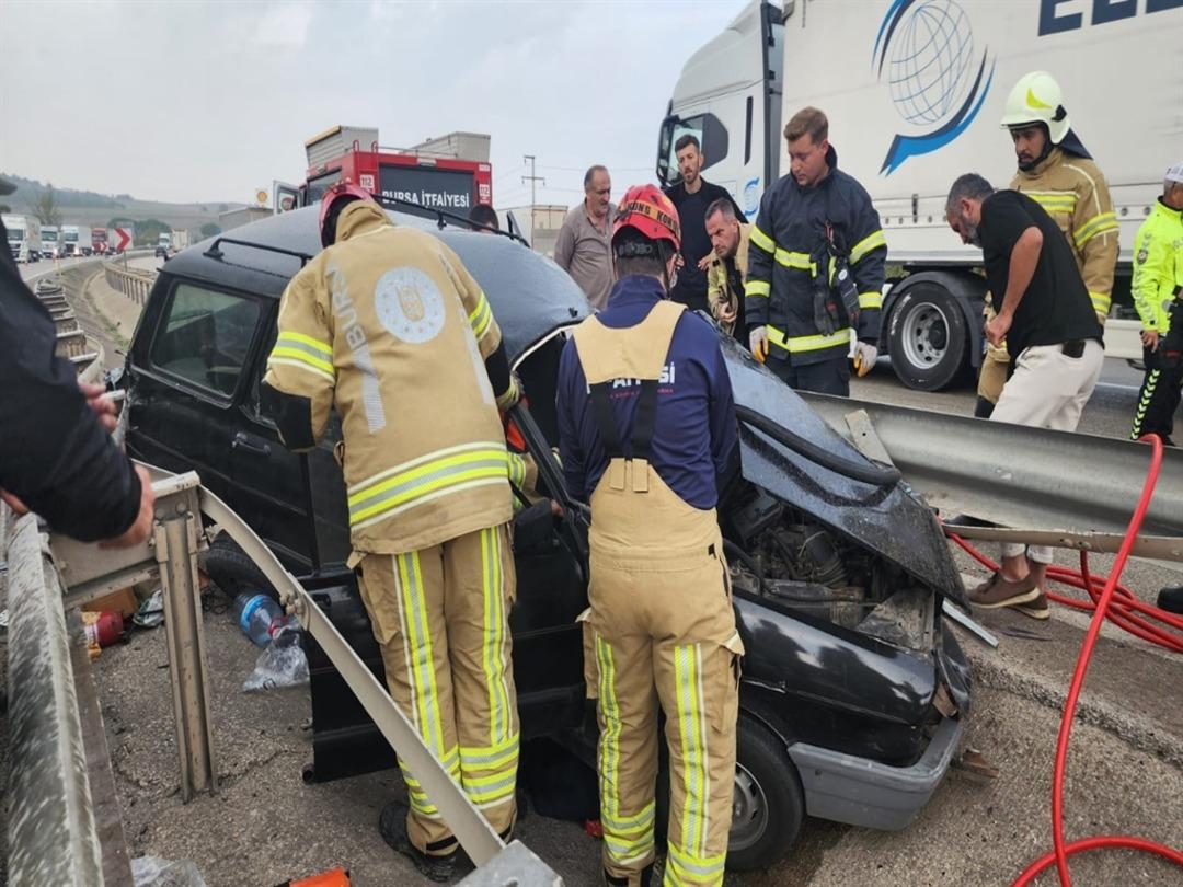 Bursa da kontrolden çıkan otomobil rejüfe çarptı: 4 yaralı 1