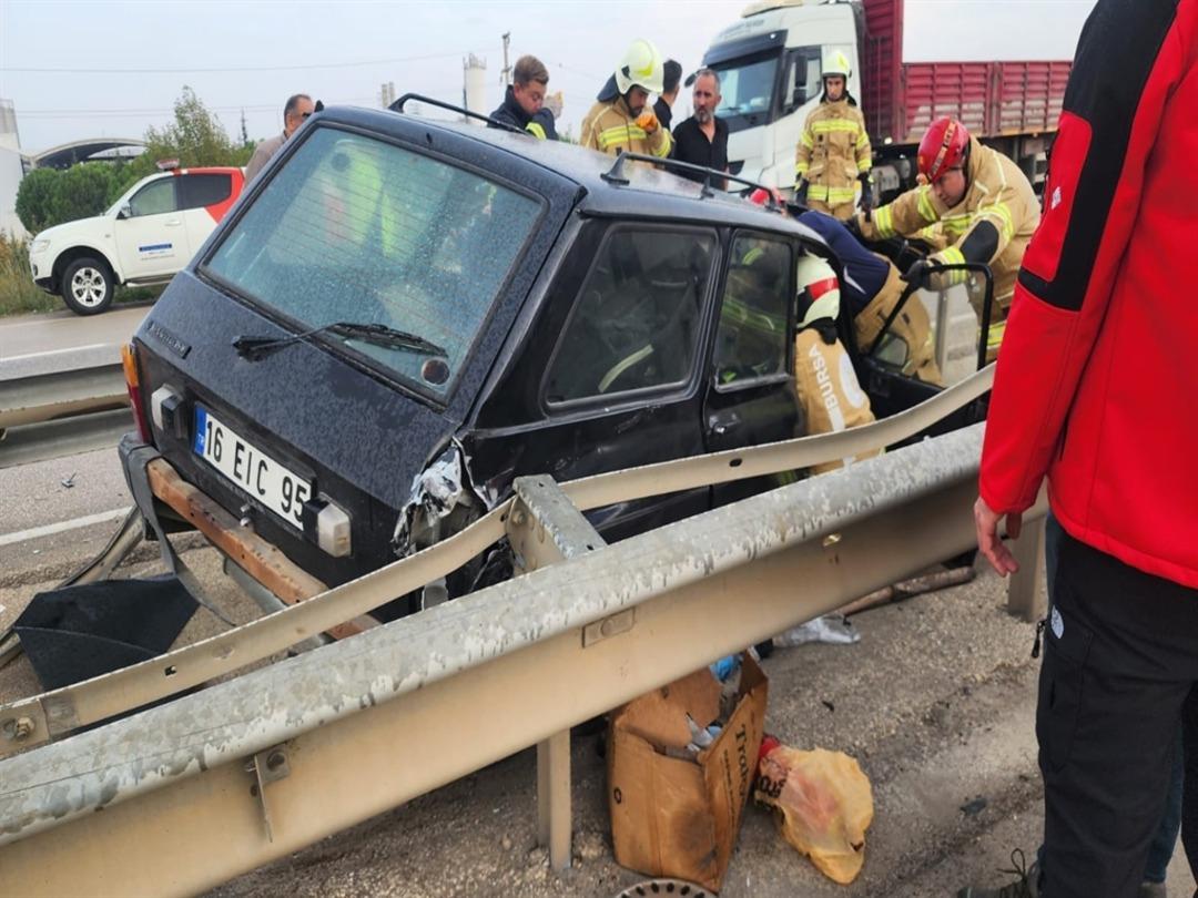 Bursa da kontrolden çıkan otomobil rejüfe çarptı: 4 yaralı 2