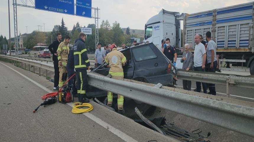Bursa'da kontrolden çıkan otomobil rejüfe çarptı: 4 yaralı