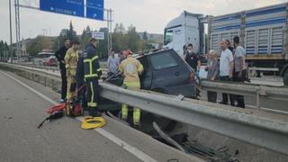 Bursa'da kontrolden çıkan otomobil rejüfe çarptı: 4 yaralı