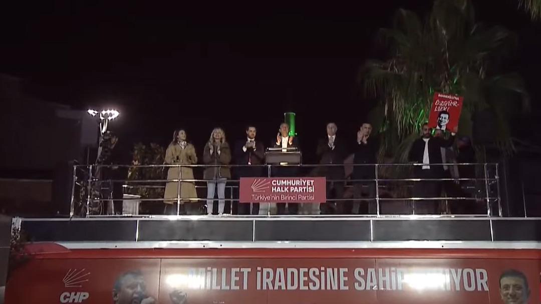 CHP Genel Başkanı Özgür Özel: "Dört rezaleti açıklıyorum: Asfalt ihalesi, 185 milyon TL lik kamu zararı, memurların sürülmesi, savcılığa yalan beyan!" 3