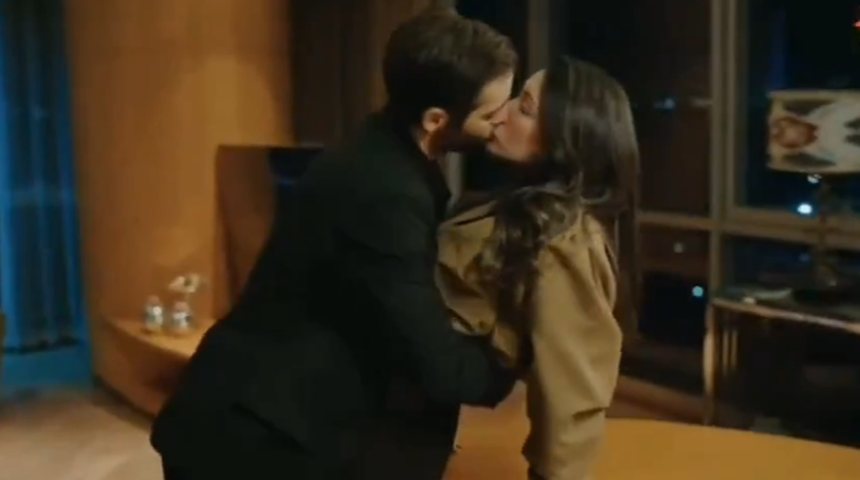 Sahipsizler son b&ouml;l&uuml;mde Azize ve Devran'ın &ouml;p&uuml;şme sahnesi seyirciyi ikiye b&ouml;ld&uuml;