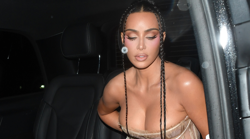Kim Kardashian Mert Alas'ın partisinde çok iddialı! 'Göğüs kemeri her an açılacak gibi'