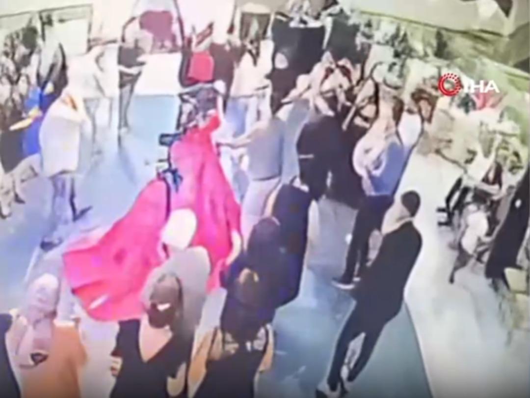 Kına gecesinde korkutan anlar! Avize gelinin üzerine düştü! En güzel günü böyle mahvoldu... 2