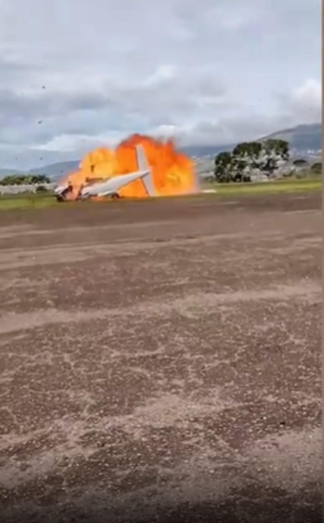 Kalkıştan saniyeler sonra uçak yere çakıldı! Alev topuna döndü! O anlar kamerada... 1