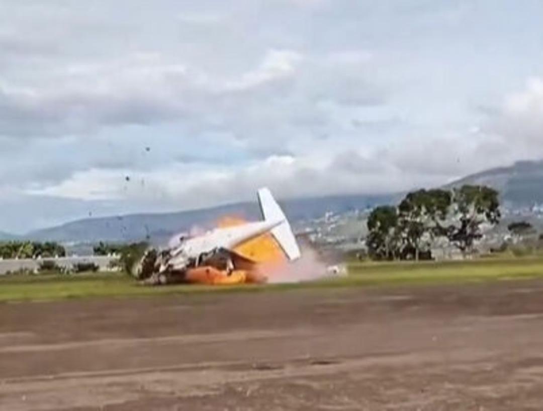 Kalkıştan saniyeler sonra uçak yere çakıldı! Alev topuna döndü! O anlar kamerada... 2