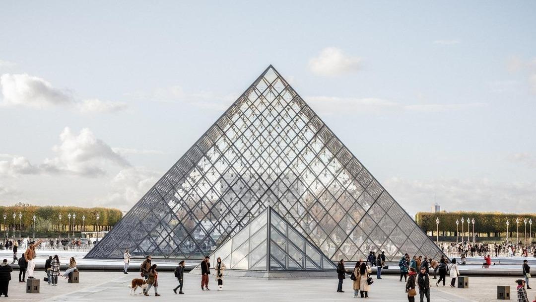 Louvre Müzesi ni soyan hırsızların kaçma anı ortaya çıktı! 88 milyon euroluk mücevheri böyle çaldılar 1