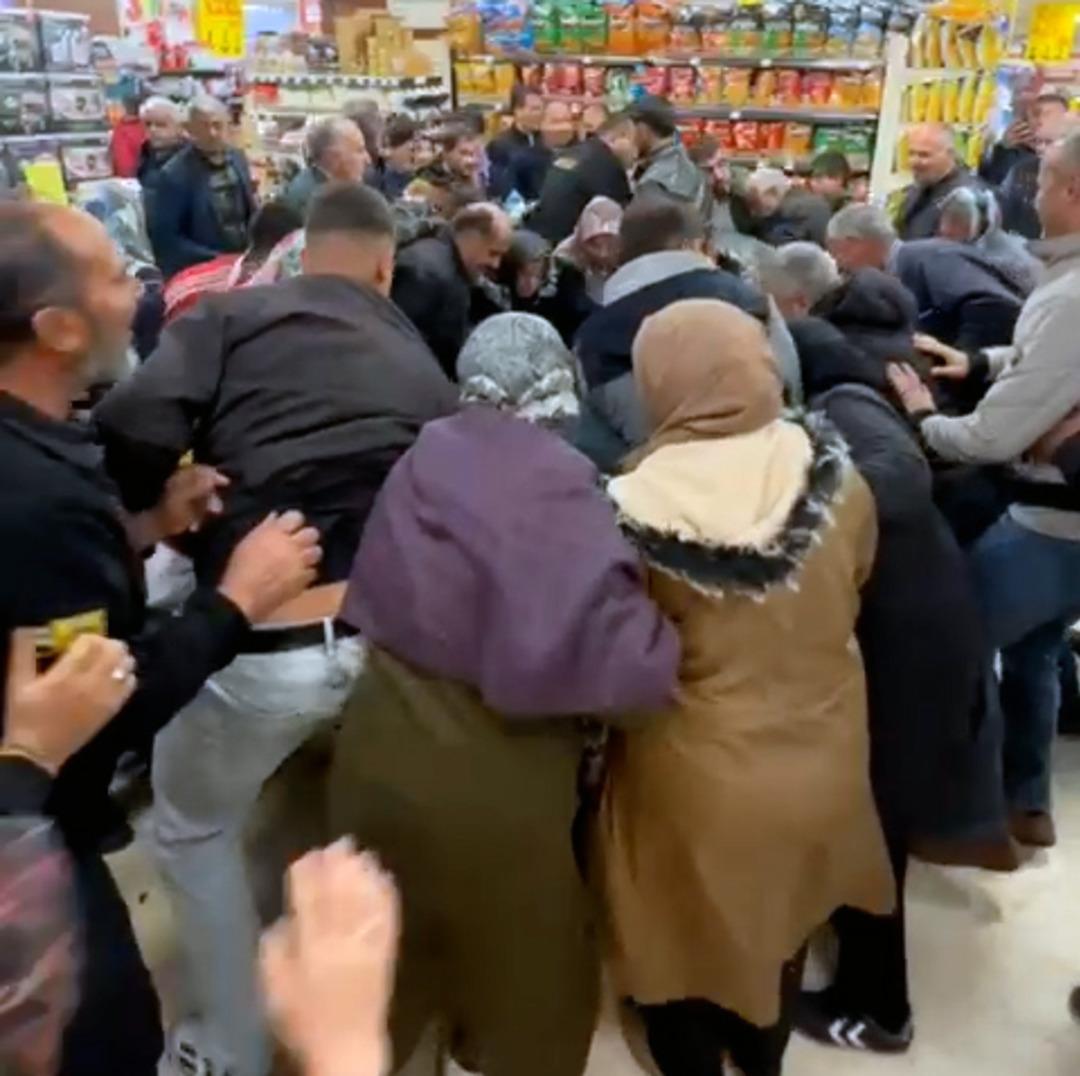 Birbirlerini ezdiler! Bin TL ye satılan televizyon için izdiham yaşandı 1